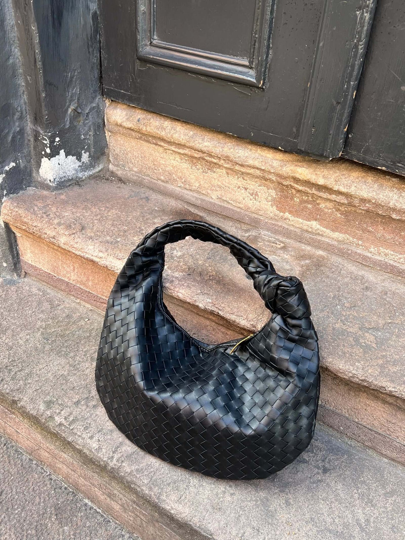 Mittelgroße gewebte Tasche